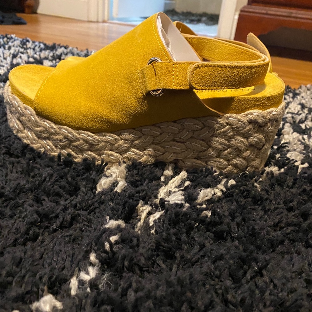 Platform Sandals - Picture 2 of 4